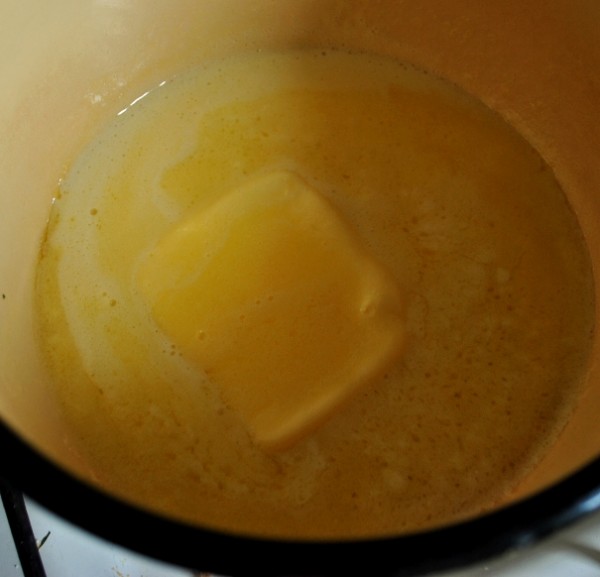 Масло сливочное растапливаем для запеканки из манки